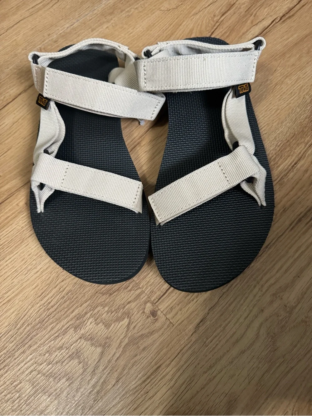 NEW Teva  Size 9 Flatform Universal Sandal